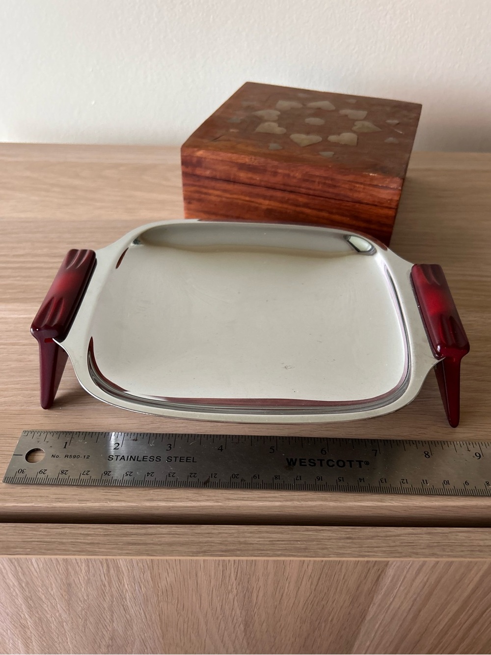 Mid Century Vintage Chrome Tray with Red Bakelite Handles - Picture 4 of 5